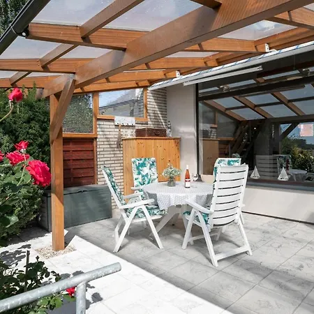 Rosengarten Am Feldrand Holiday home Lenste